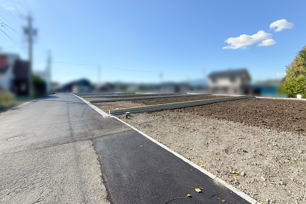 中津川市手賀野の分譲地、グロースツリー手賀野の区画と前面道路の全景